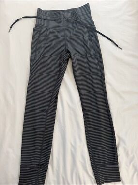 Striped High-Rise Performance Leggings - Black & Gray
